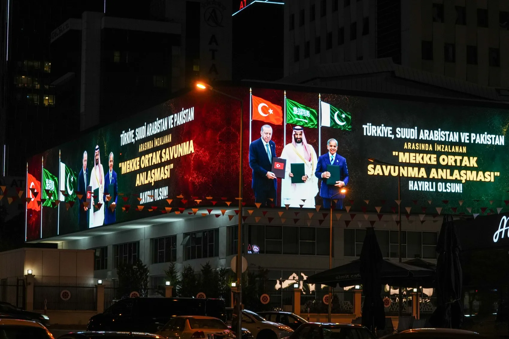 İstanbul ve Ankara’nın simgeleri Mekke Anlaşması için ışıklandırıldı