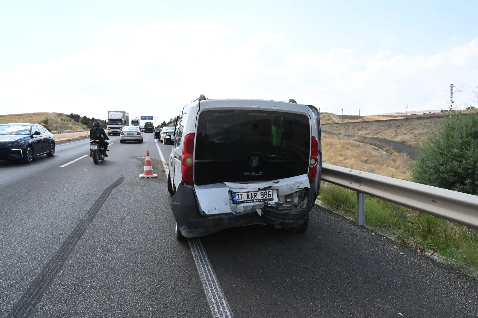 Kırıkkale'de kamyonet öndeki araca arkadan çarptı, 1'i bebek 5 yaralı