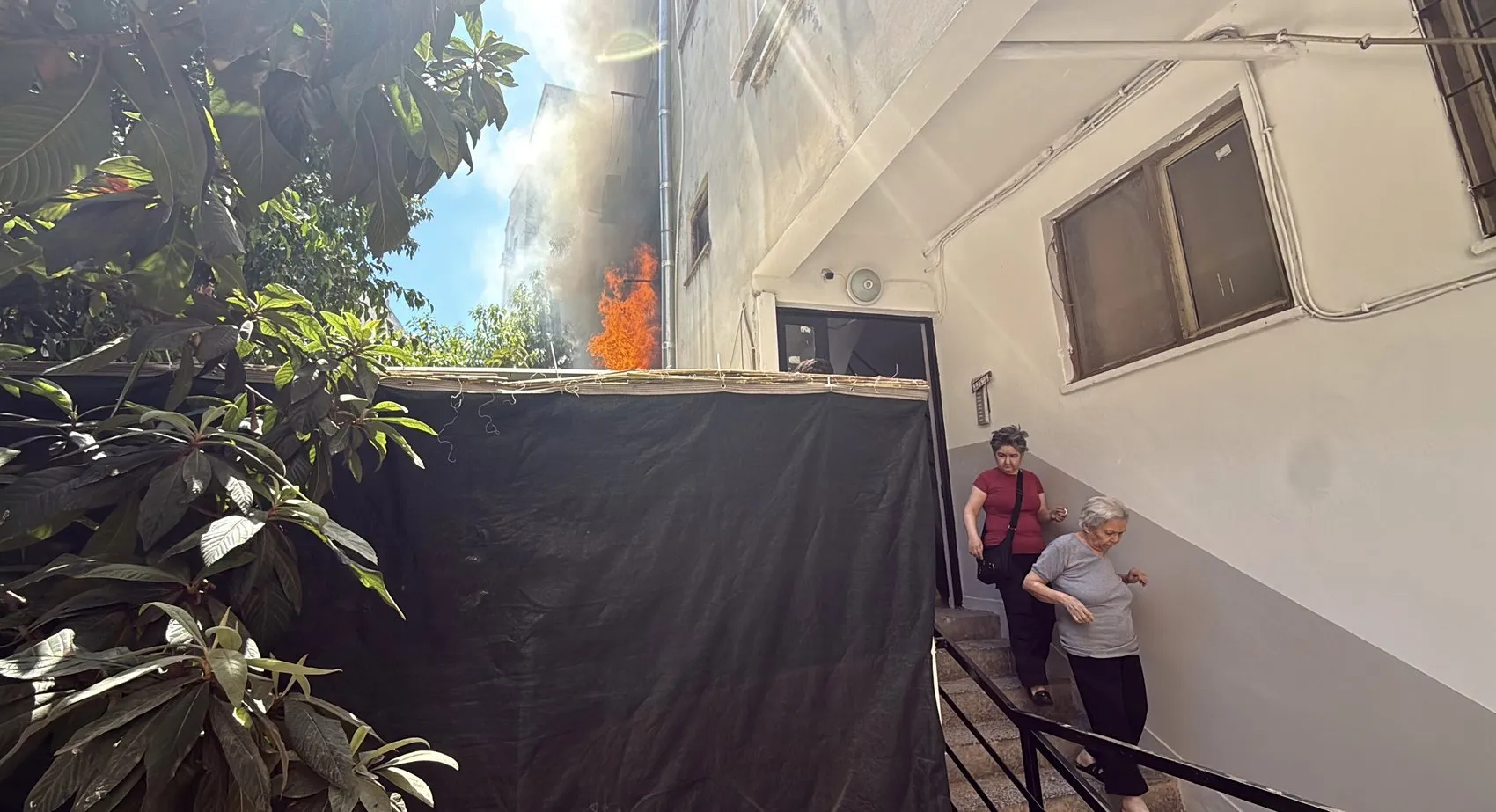 Antalya’da basit bir kaynak çalışması 4 katlı binayı yangın yerine çevirdi