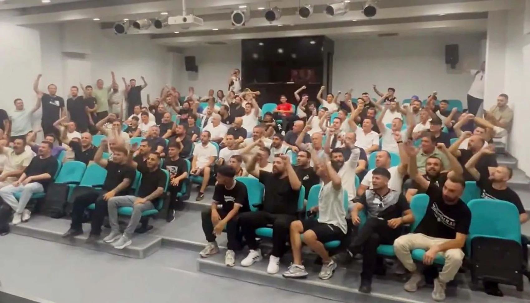 Altay taraftarı kulübü kurtarmak için sahaya indi