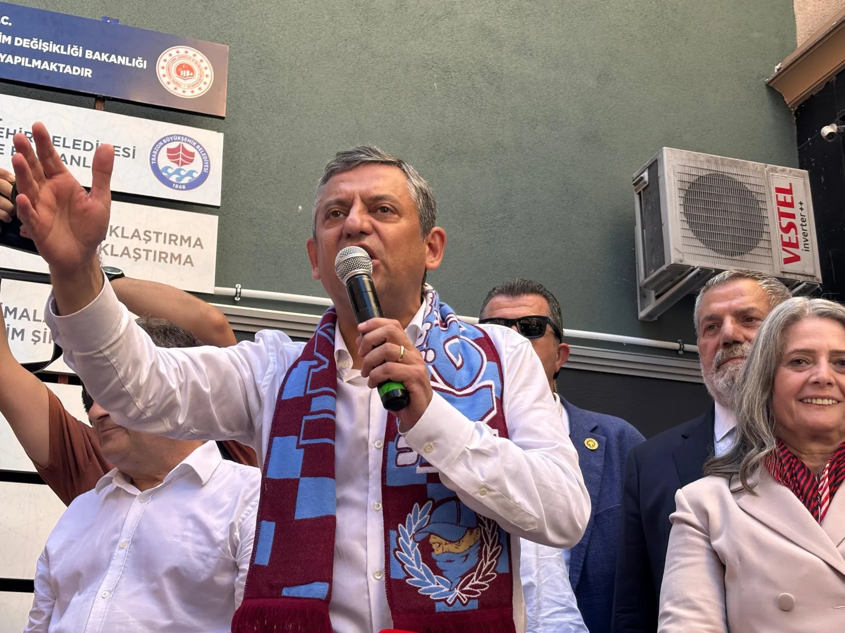 Özgür Özel Trabzon sokaklarında iktidar mesajı verdi