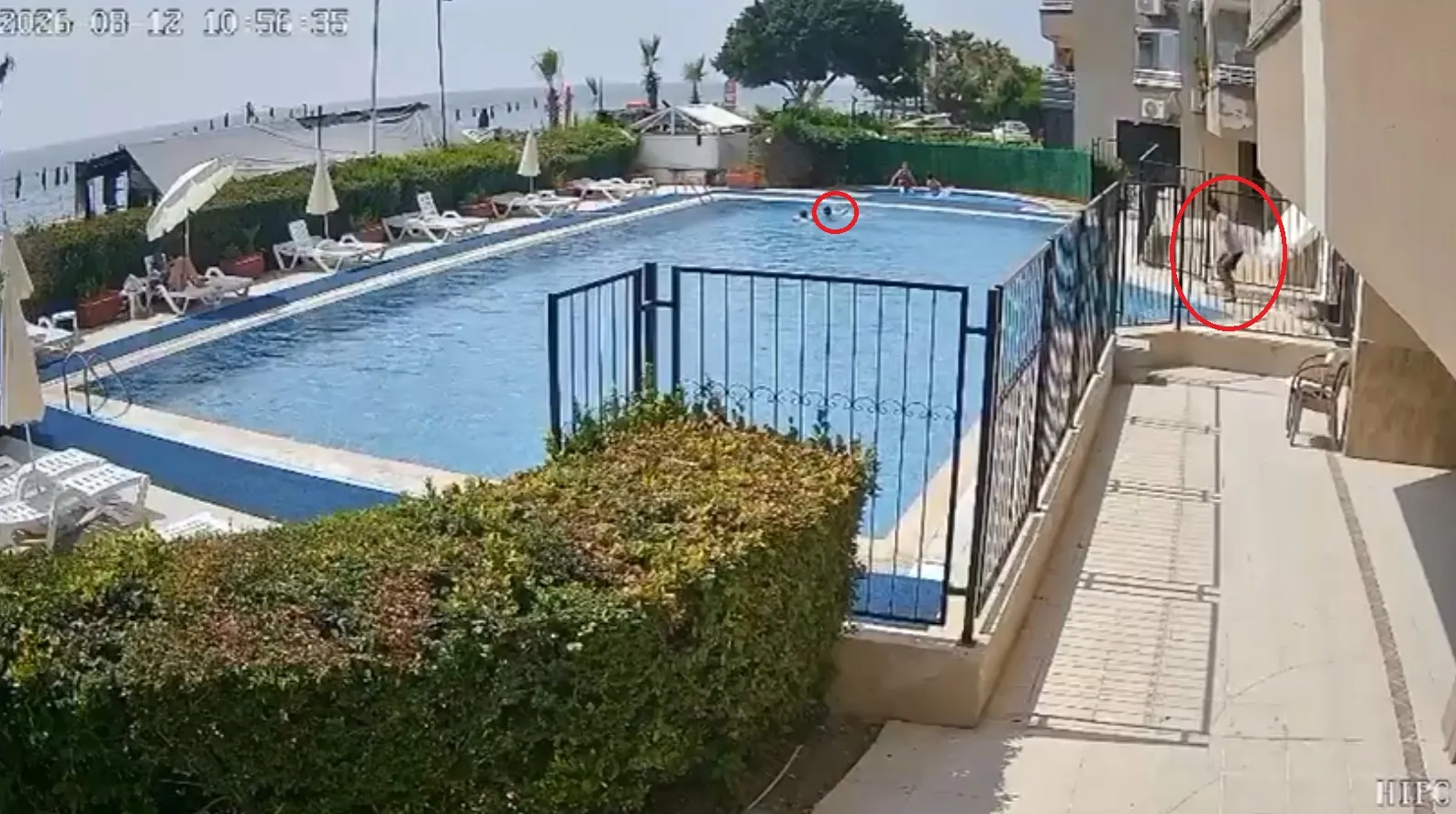 Mersin'de havuz faciasını görevli son anda önledi