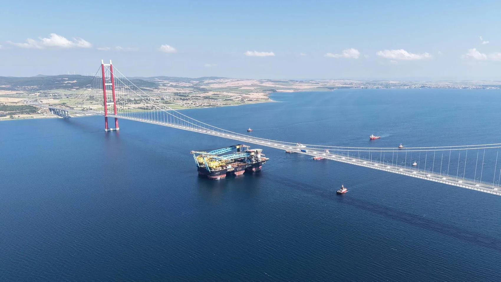 Dünyanın en büyük vinç gemisi Çanakkale Boğazı'ndan geçti