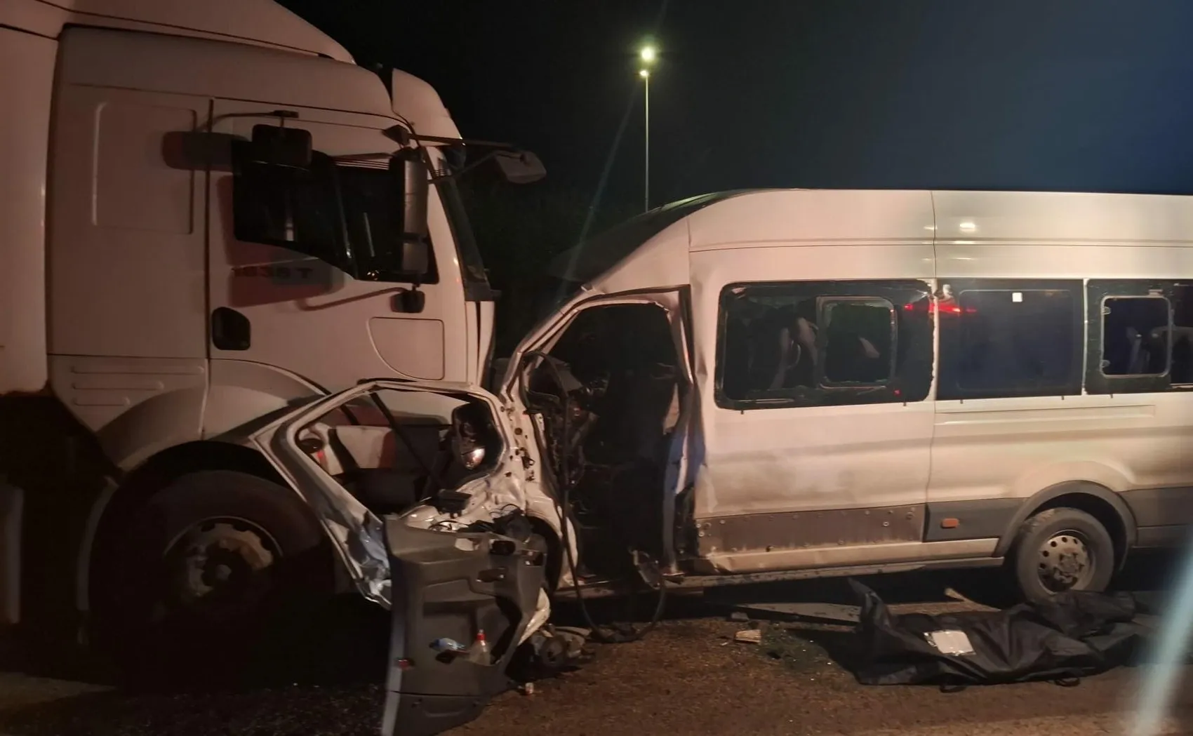 Hatay'da servis minibüsü ve kamyon çarpıştı