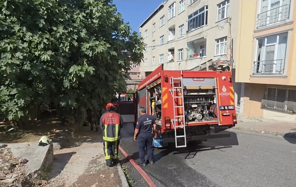 Gaziosmanpaşa’da boş gecekondular alevlere teslim oldu