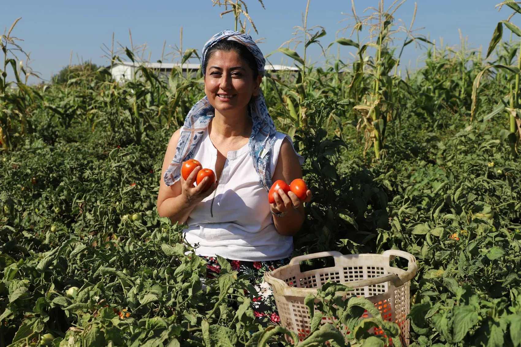 Eczacı Yeliz Dermancı beyaz önlüğü şalvarla değiştiriyor