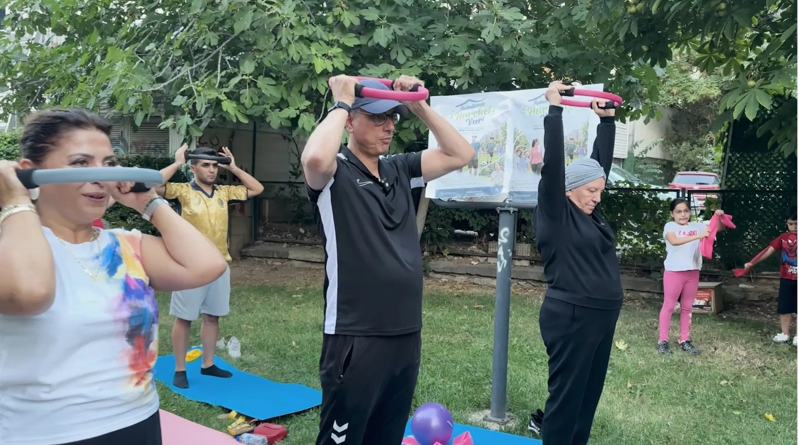 Bakan Memişoğlu parkta vatandaşlarla spor yaptı