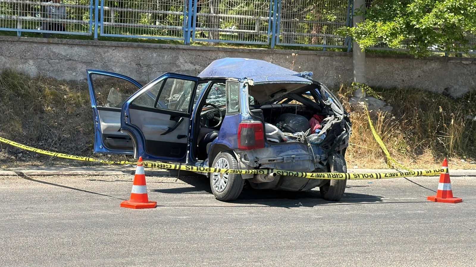Eskişehir’de feci kaza Otomobil TIR’ın önünde metrelerce sürüklendi