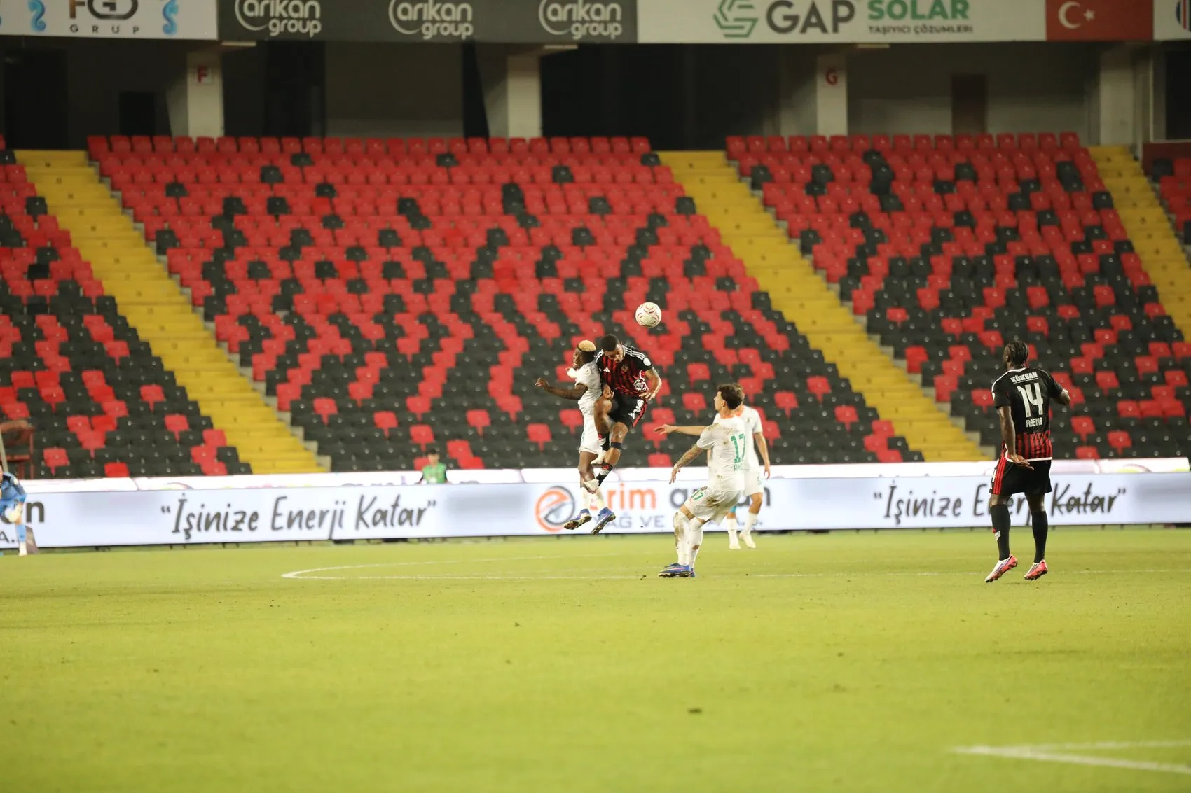 Gaziantep FK ve Alanyaspor mücadelesinden kareler