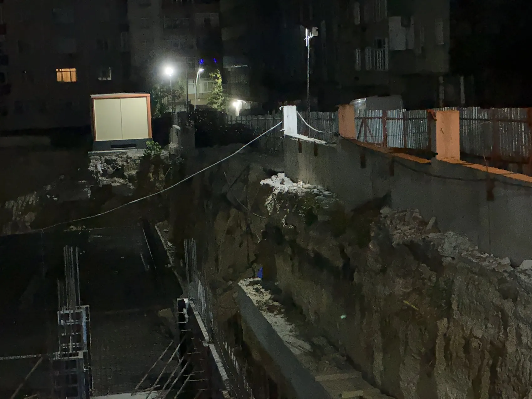 Sultangazi’de inşaat temeli çöktü Sokak güvenlik nedeniyle trafiğe kapatıldı