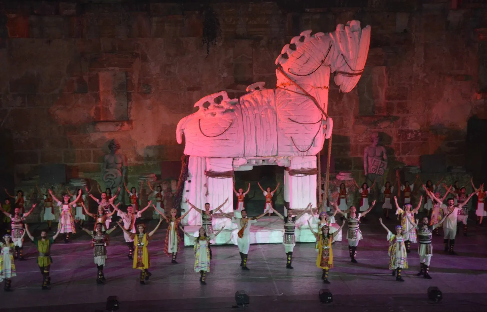 Aspendos sahnesinde aile boyu dans heyecanı