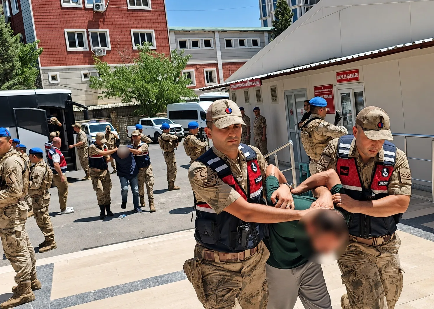 Jandarma kılığındaki 9 soyguncu büyük vurgun sonrası adliyeye getirildi