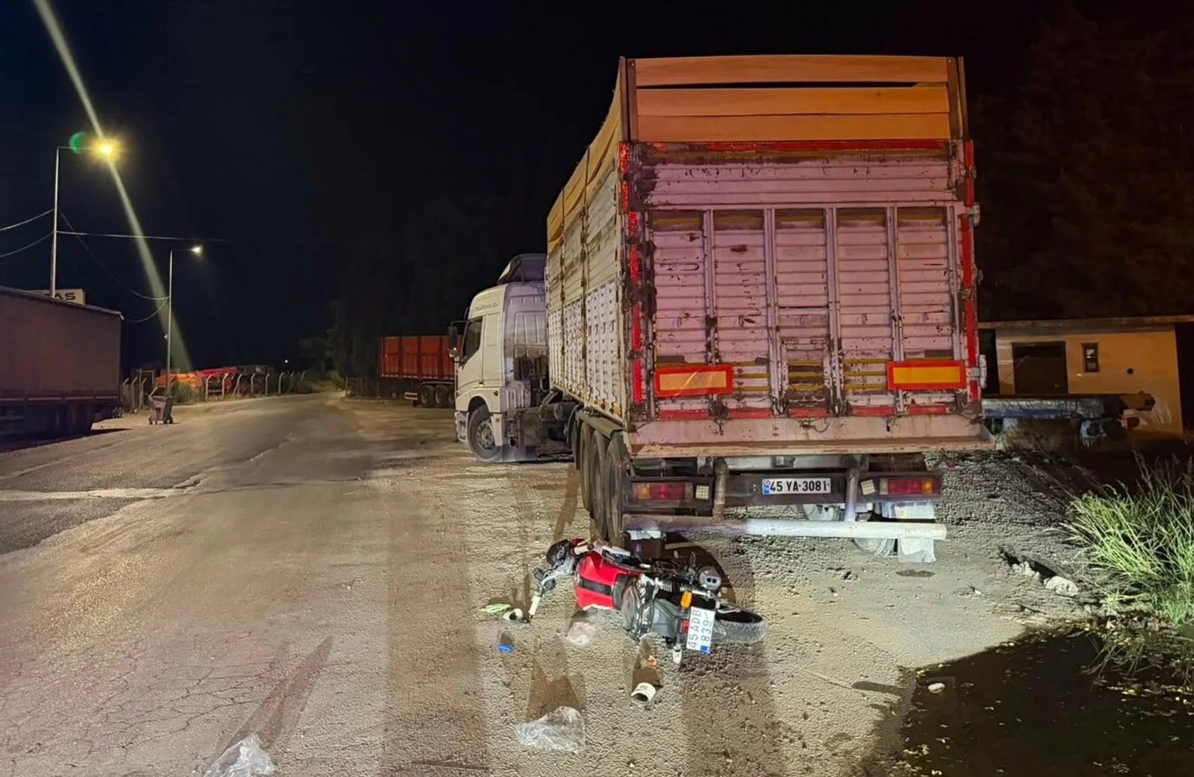 Manisa'da park halindeki tıra çarpan motosiklet sürücüsü hayatını kaybetti
