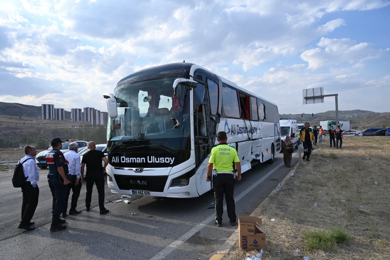 Kırıkkale'de zincirleme kaza Otobüs TIR'a, sonra kamyonete çarptı