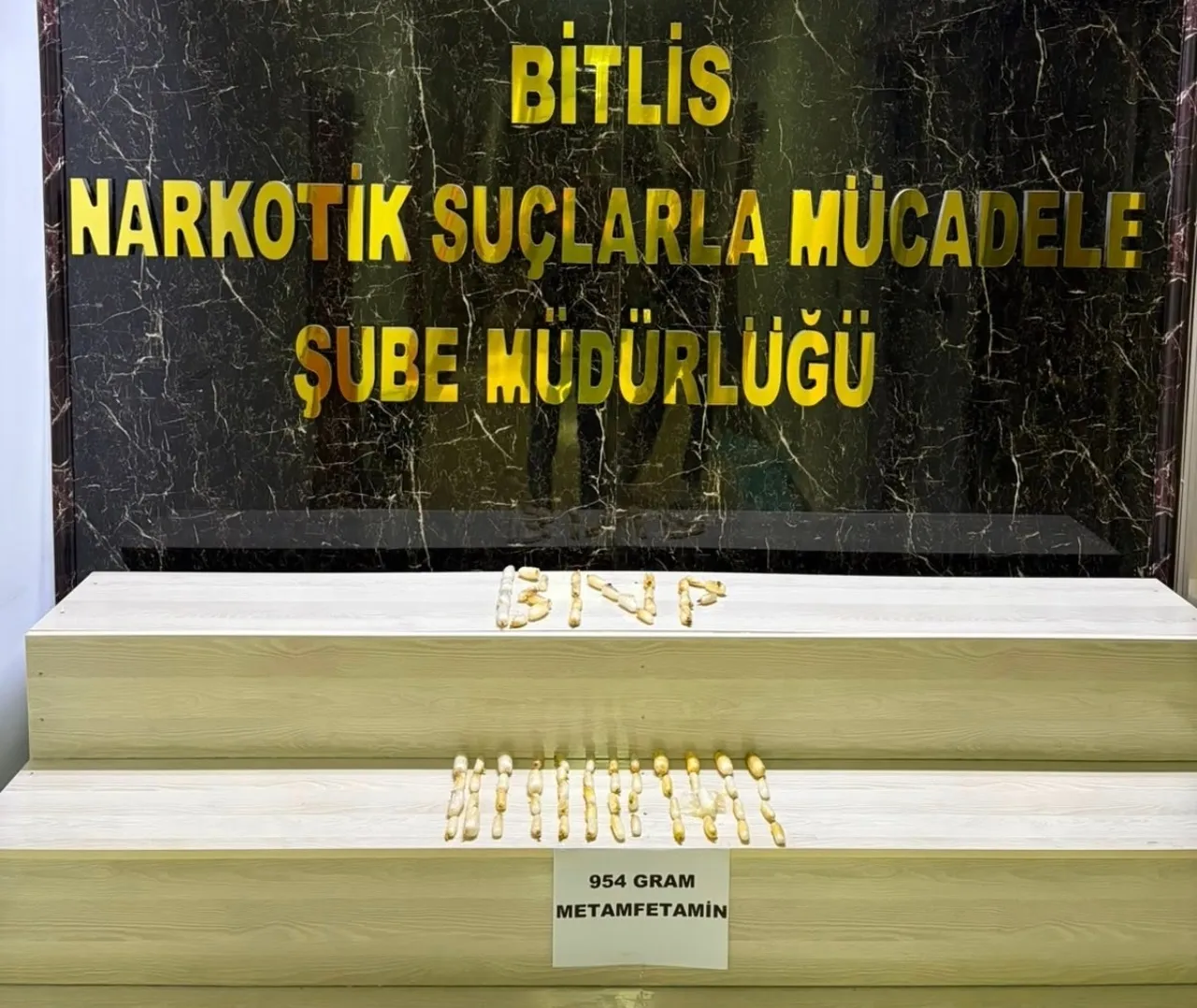 Bitlis yolunda vücutlarına gizledikleri uyuşturucuyla yakalandılar
