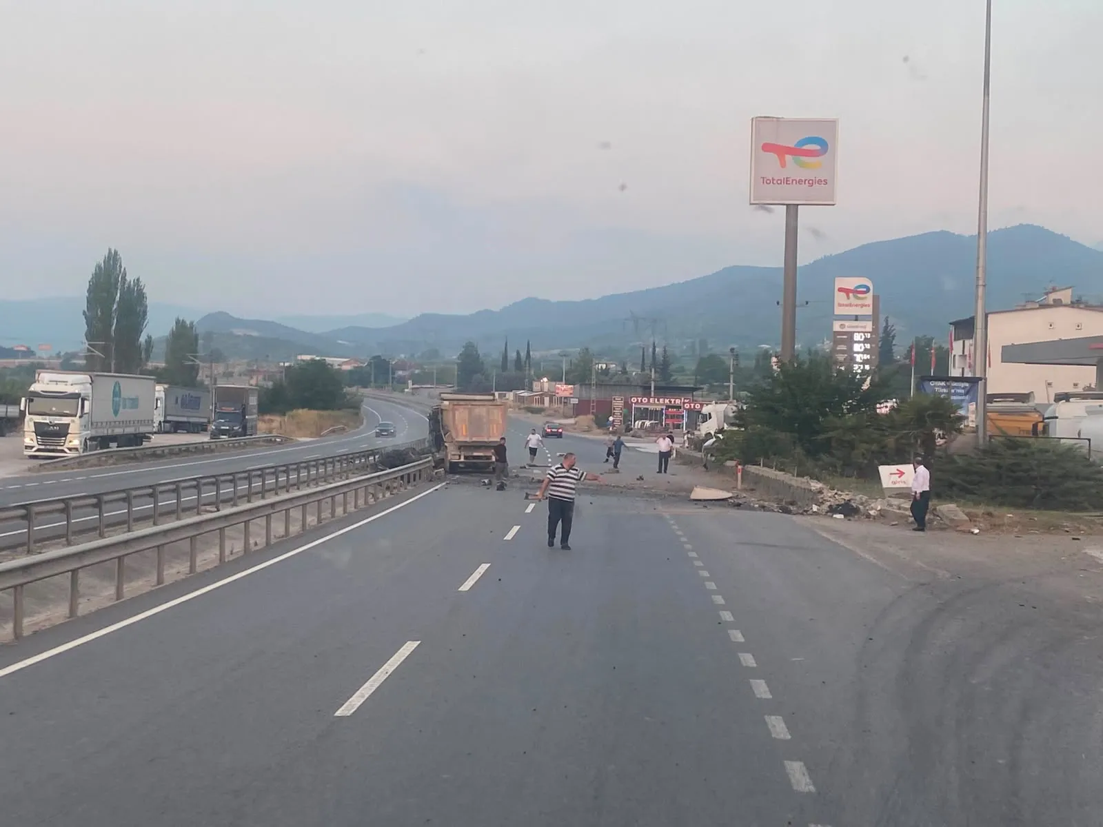 Pamukova yolunda hafriyat kamyonu dehşeti