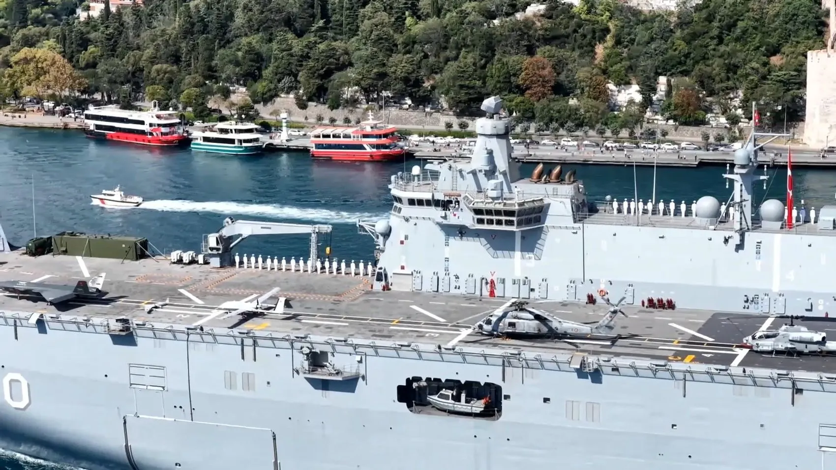İstanbul Boğazı'nda 30 Ağustos coşkusu: 15 dev gemi tören geçişinde