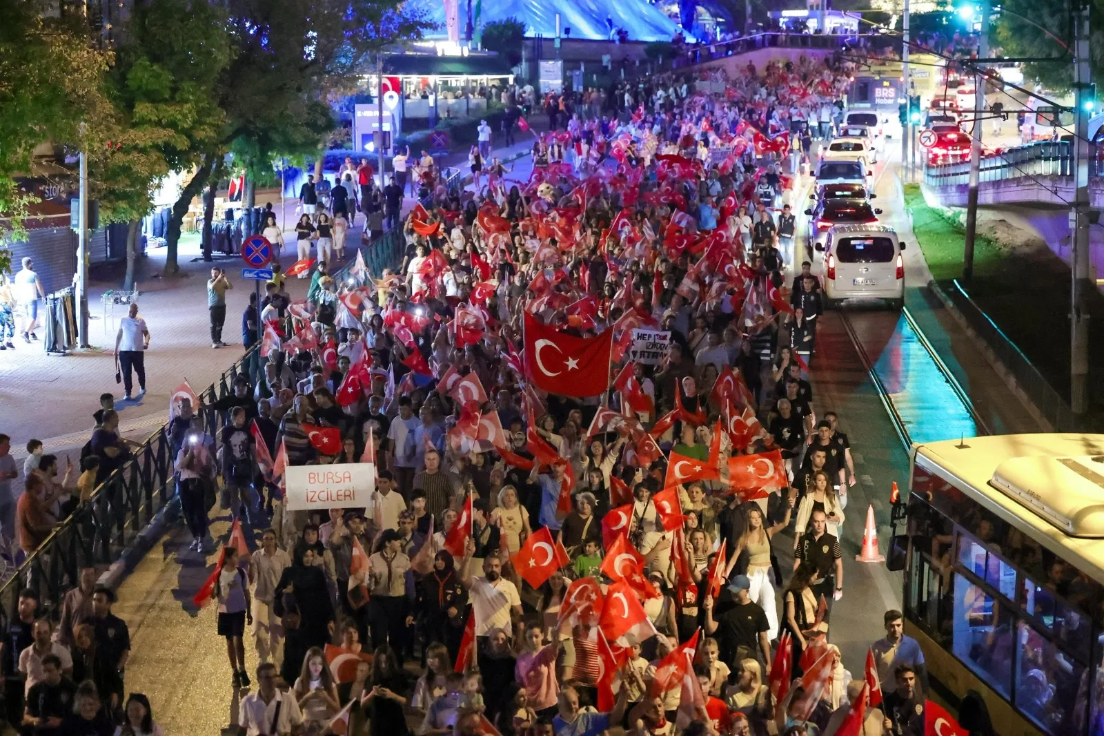 Bursa'da 30 Ağustos coşkusu: Zafer yürüyüşü Elif Buse Doğan konseriyle taçlandı