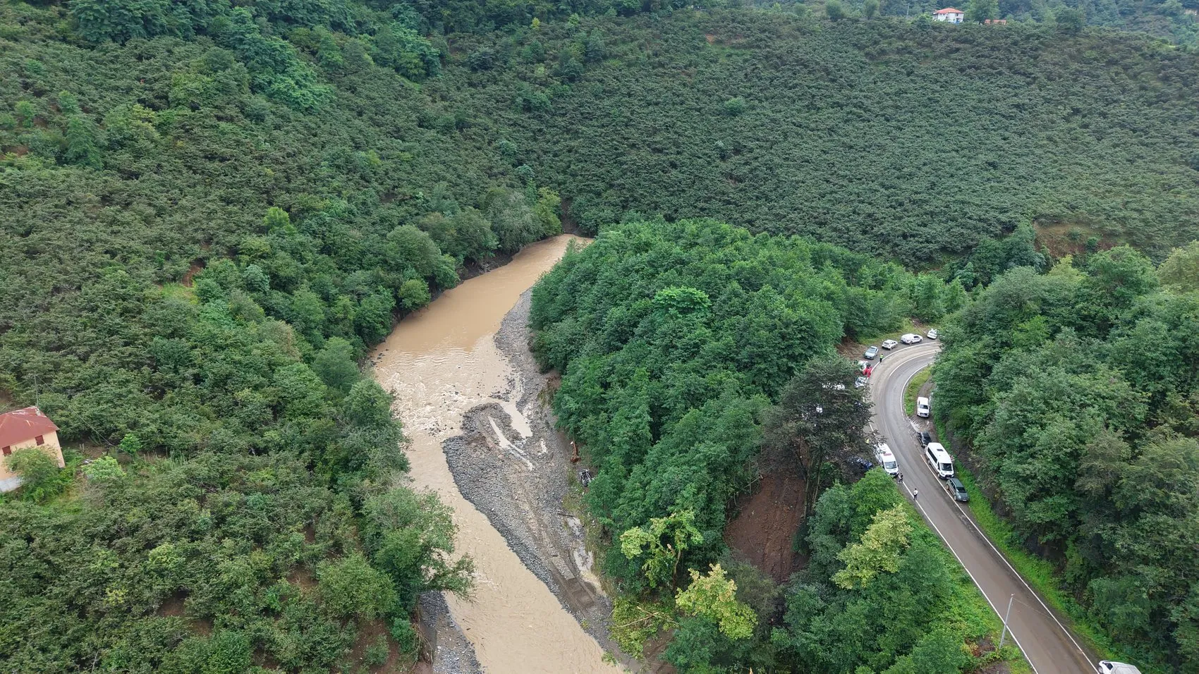 Giresun sel felaketinde iki kişiye ulaşılmaya çalışılıyor
