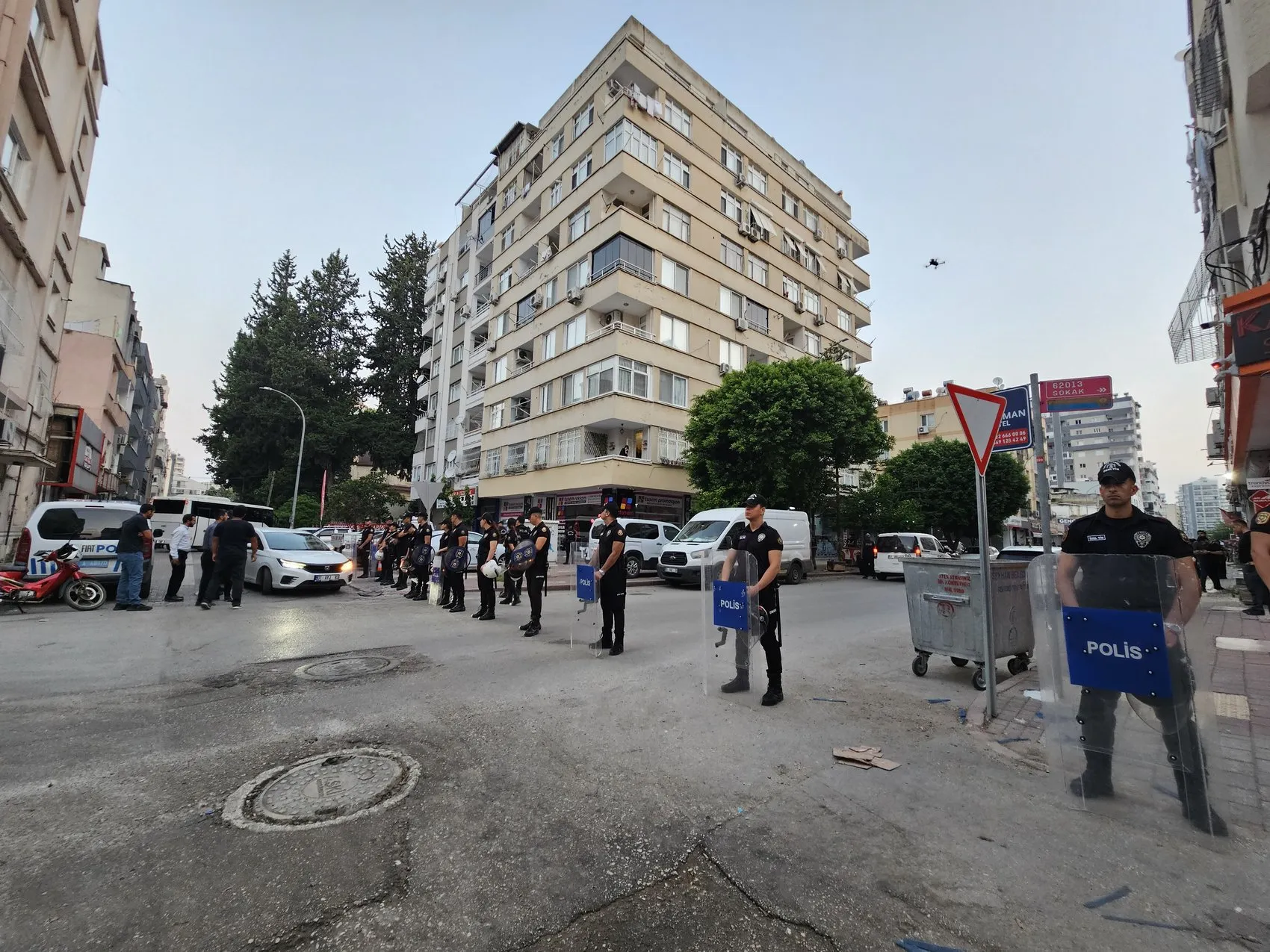 Polis Adana'da Alparslan Kuytul'un evine operasyon düzenledi