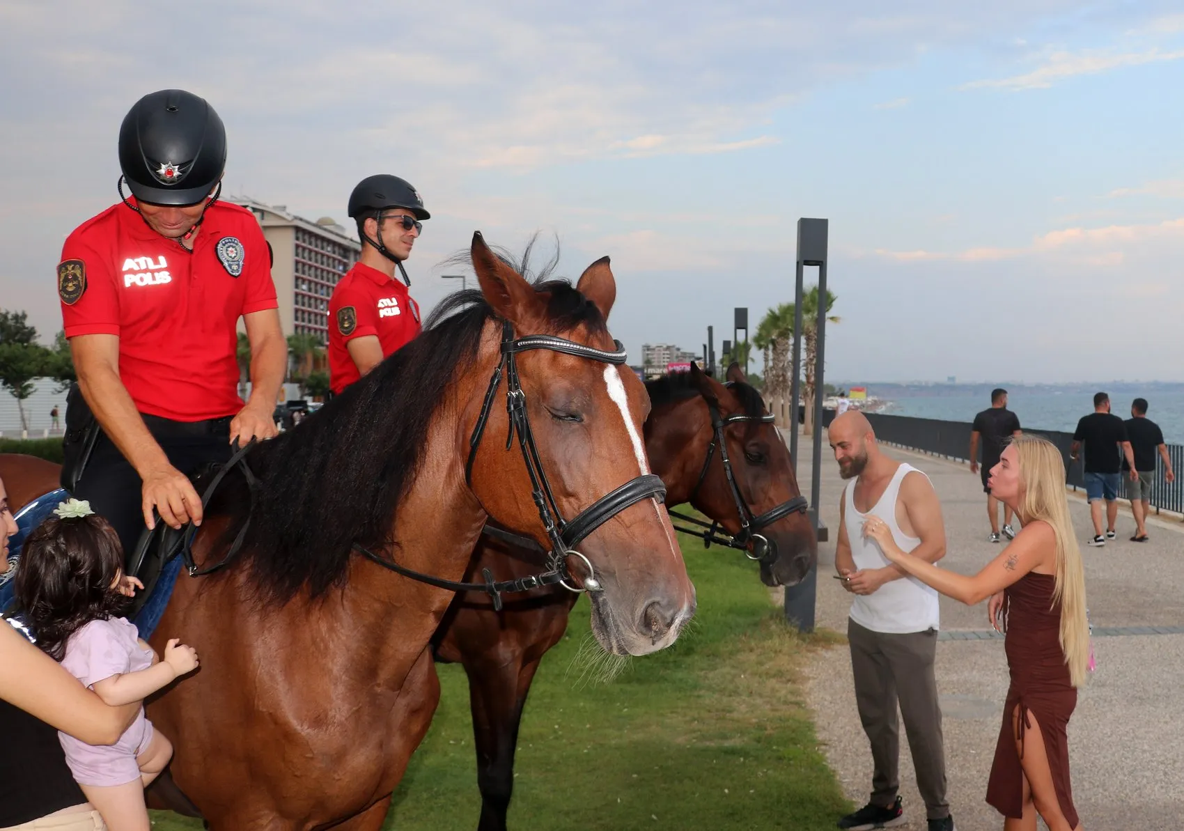Antalya sahillerinde atlı polis mesaisi artık akşam saatlerinde