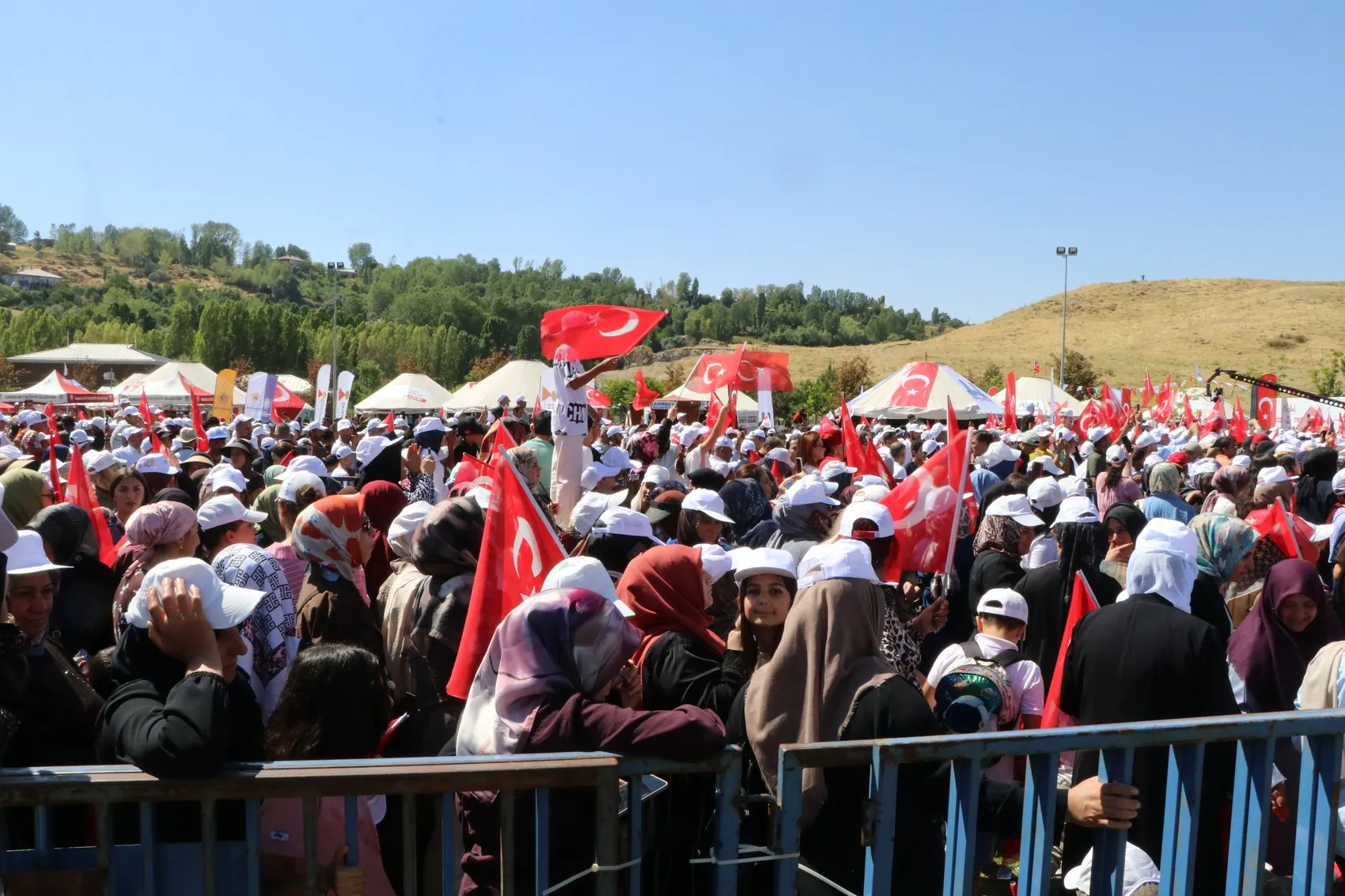 Erdoğan Ahlat'ta meydan okudu Kirli elleri biliyoruz, hesap soracağız
