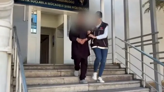 Niğde’de kuryelik yapan iki şüphelinin midesinden yarım kilo uyuşturucu çıktı