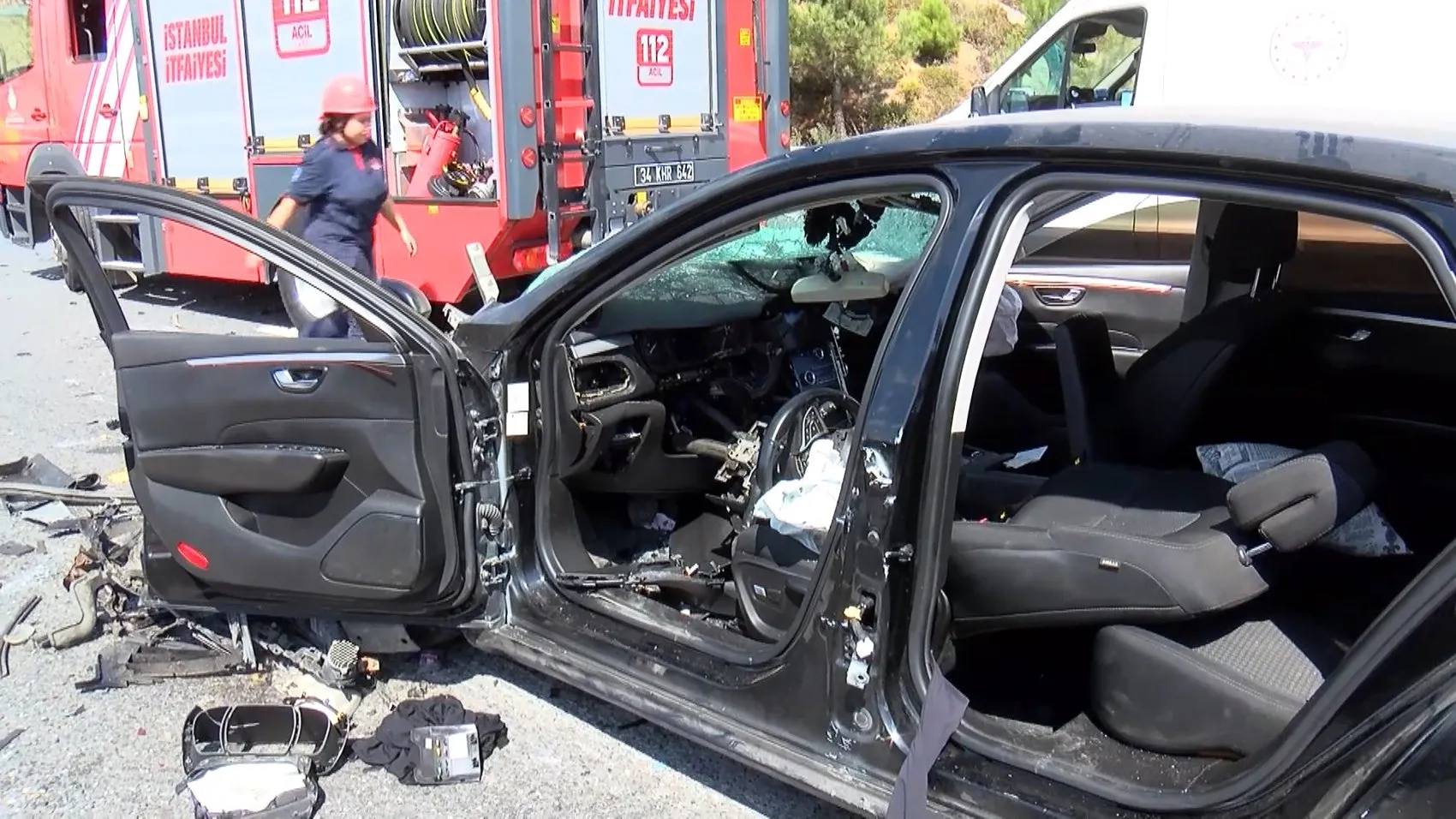 Otomobil kamyonete arkadan çarptı O yolda trafik durdu