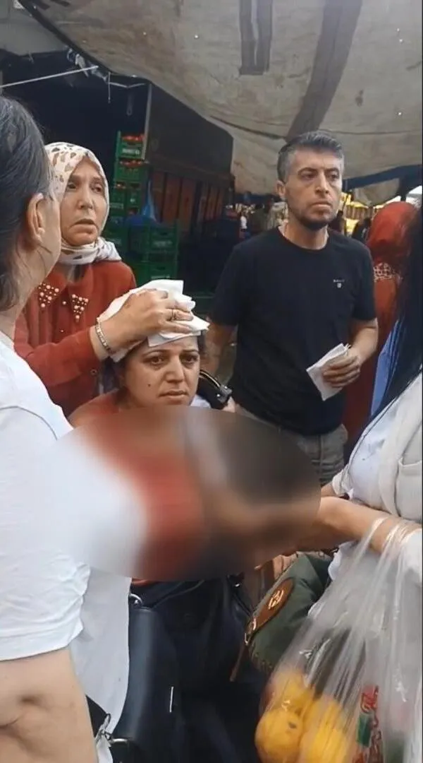 Beyoğlu’nda pazarcı dehşeti Armut seçen kadını kalasla yaraladı