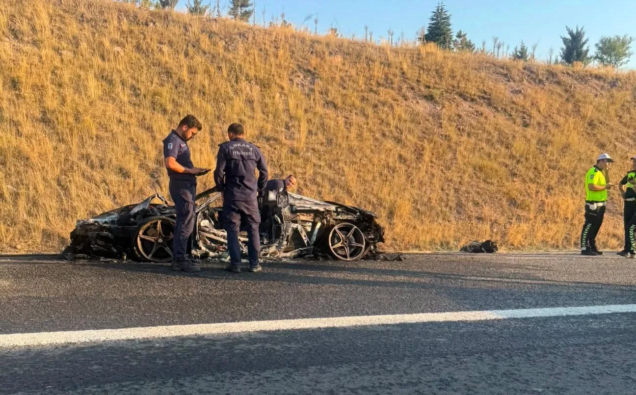 Ankara çevre yolunda lüks araç alevlere teslim oldu
