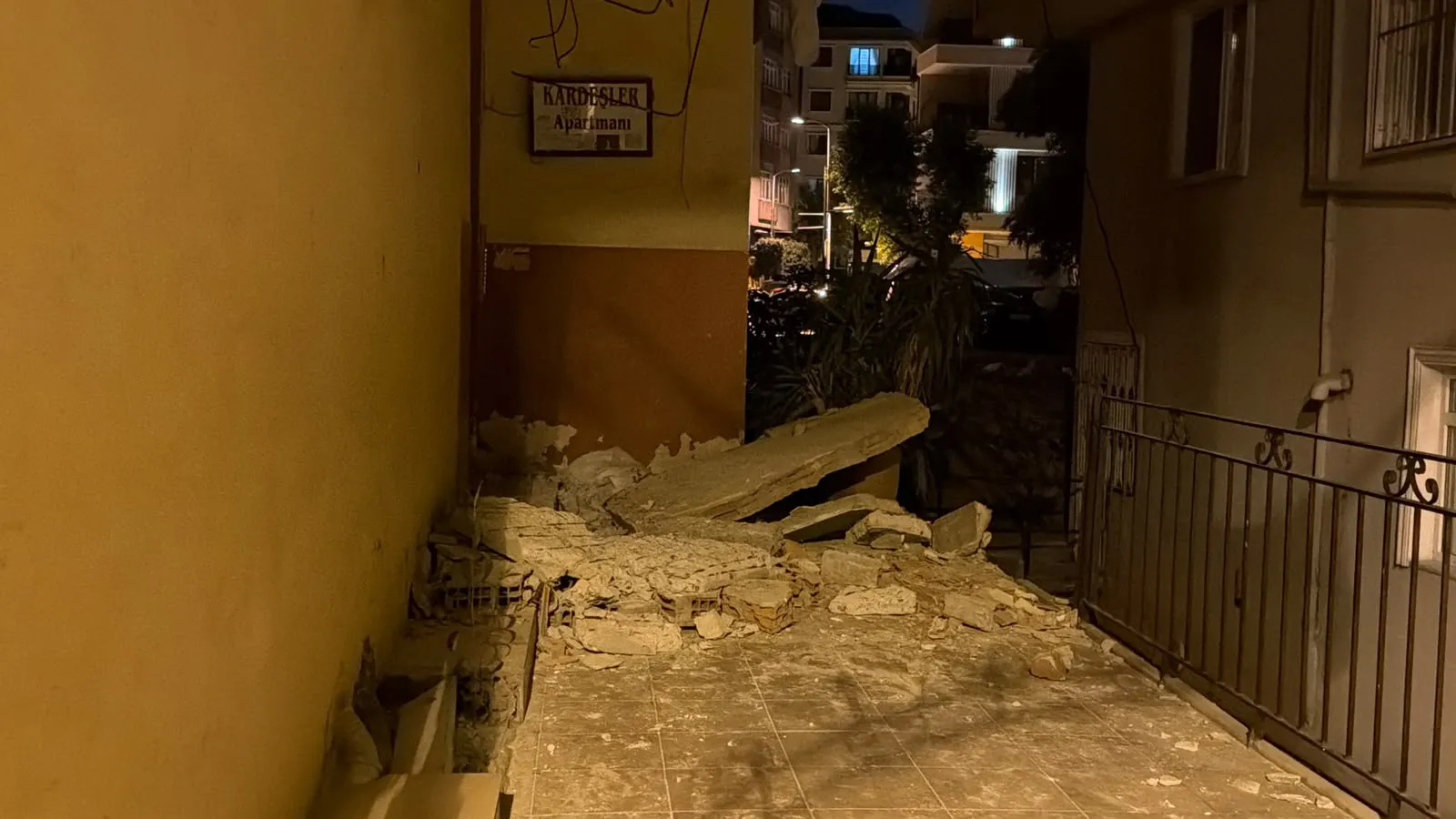 Güngören'de gece yarısı dehşeti 5 katlı binanın balkonu çöktü