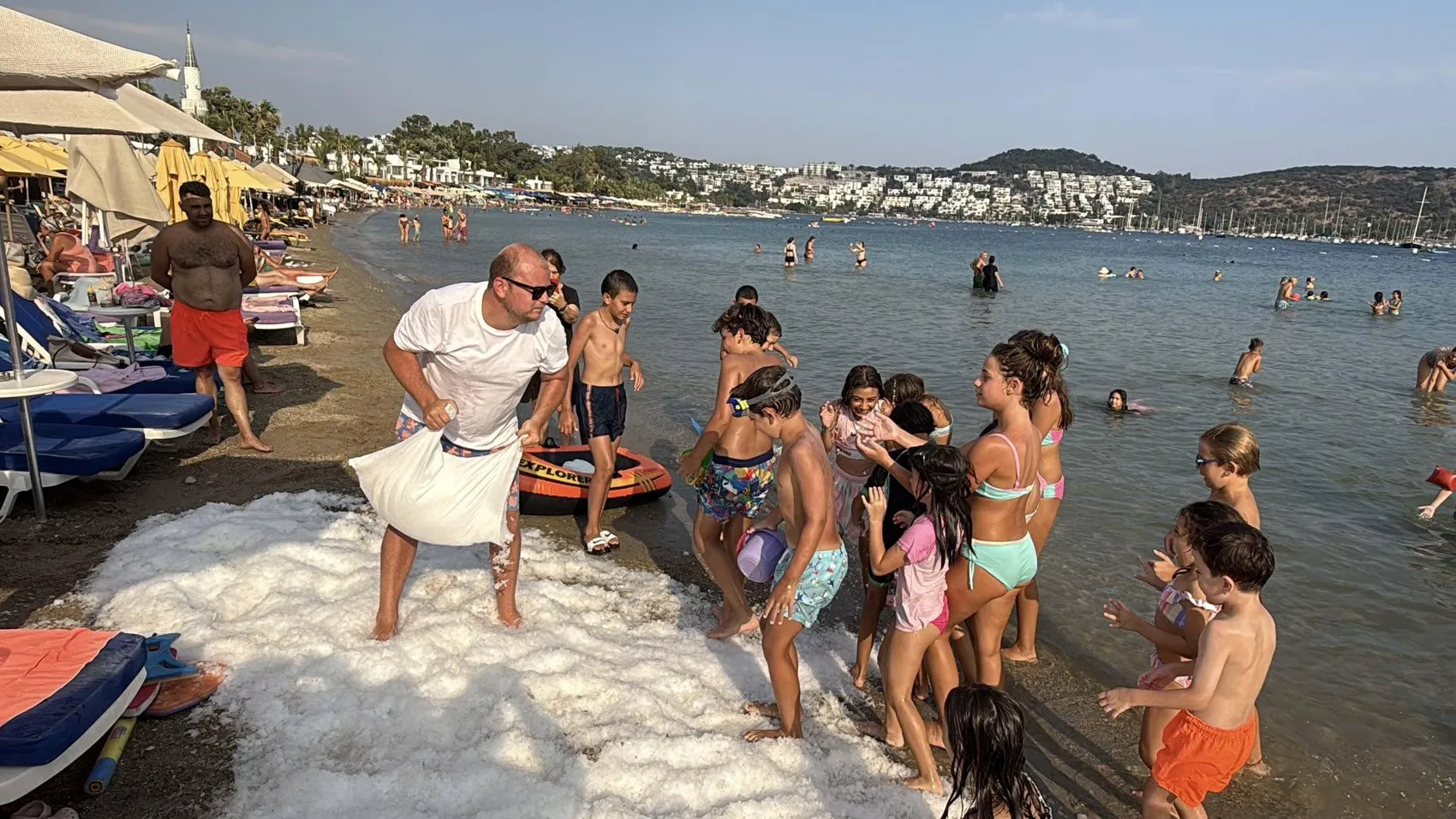 Bodrum sahilinde 2 ton buzla serinleme keyfi