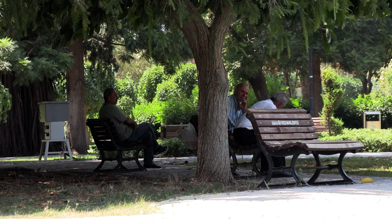 Adana’da kavurucu sıcaklar hayatı durma noktasına getirdi