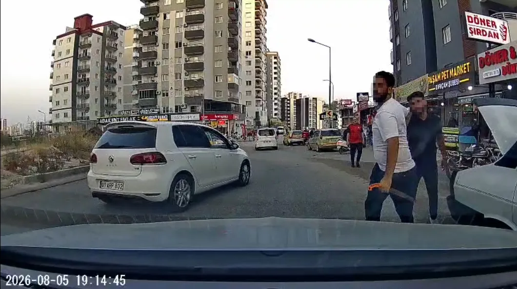 Adana trafiğinde dehşet anları Sürücü testereyle saldırdı