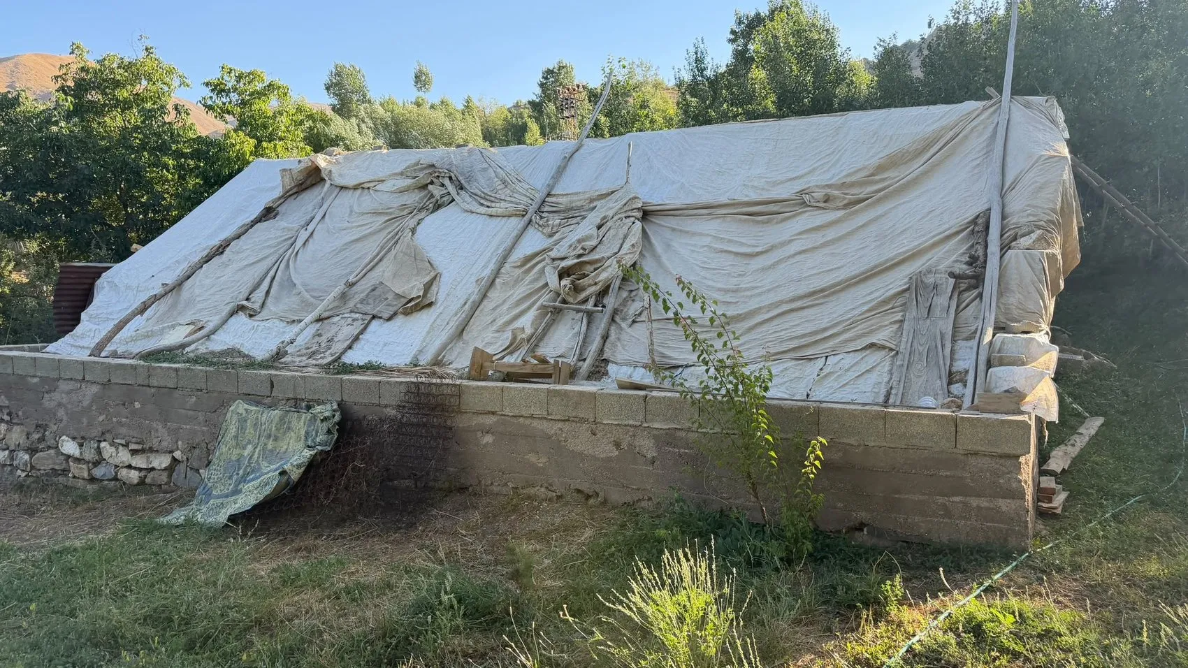 Hakkari'de yer minderiyle kazanılan fen lisesi başarısı, tek odalı evi şantiyeye çevirdi