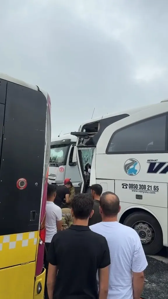 Arnavutköy'de otobüs kazası Yolcu otobüsü İETT aracına arkadan çarptı