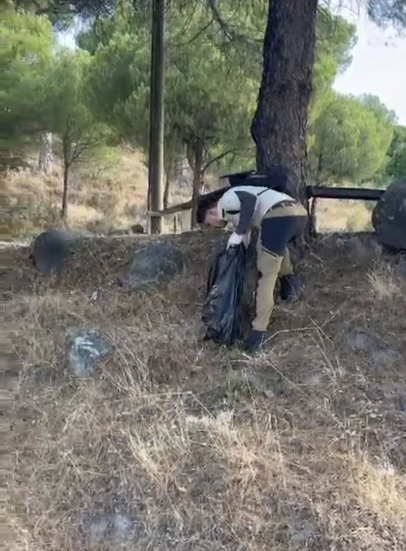 Balıkesir'de yangın sonrası doğa gönüllüleri temizlik için bir araya geldi