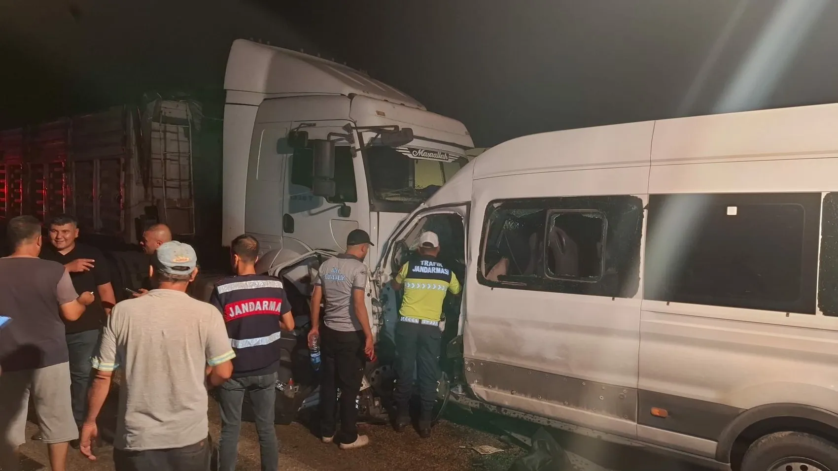 Hatay'da servis minibüsü ve kamyon çarpıştı