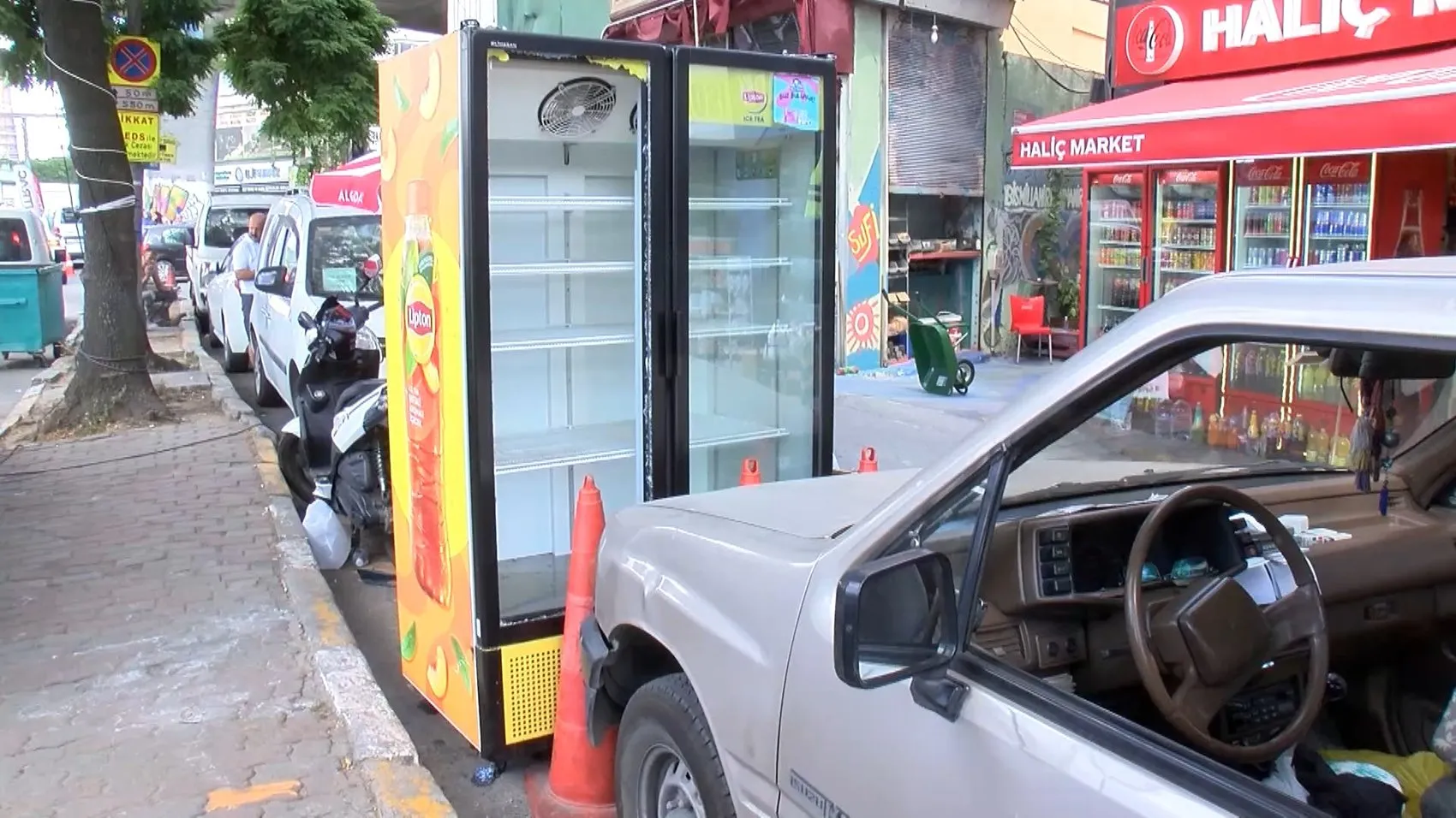 Beyoğlu’nda sabah saatlerinde markete kurşun yağdırdılar