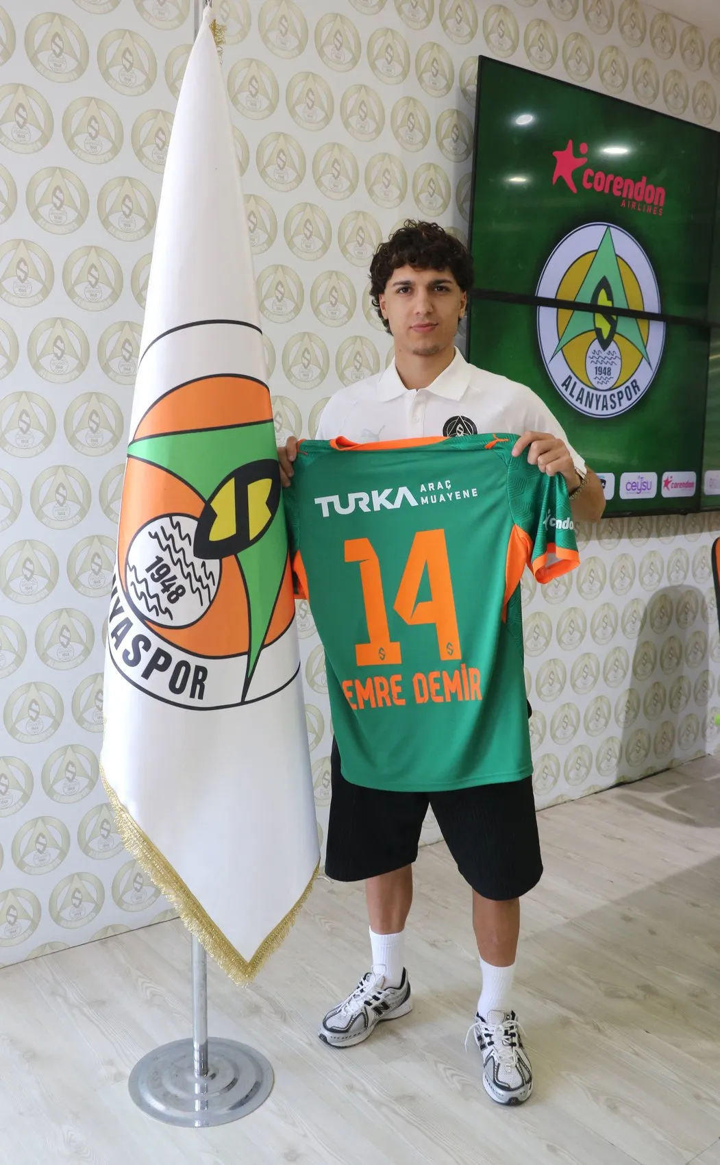 Alanyaspor, Emre Demir'e 3 yıllık imzayı attırdı