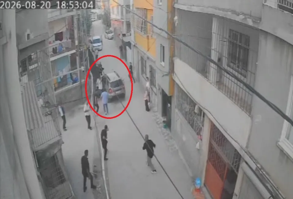 Adana'da aile kavgasında direksiyonu kalabalığın üzerine kırdı