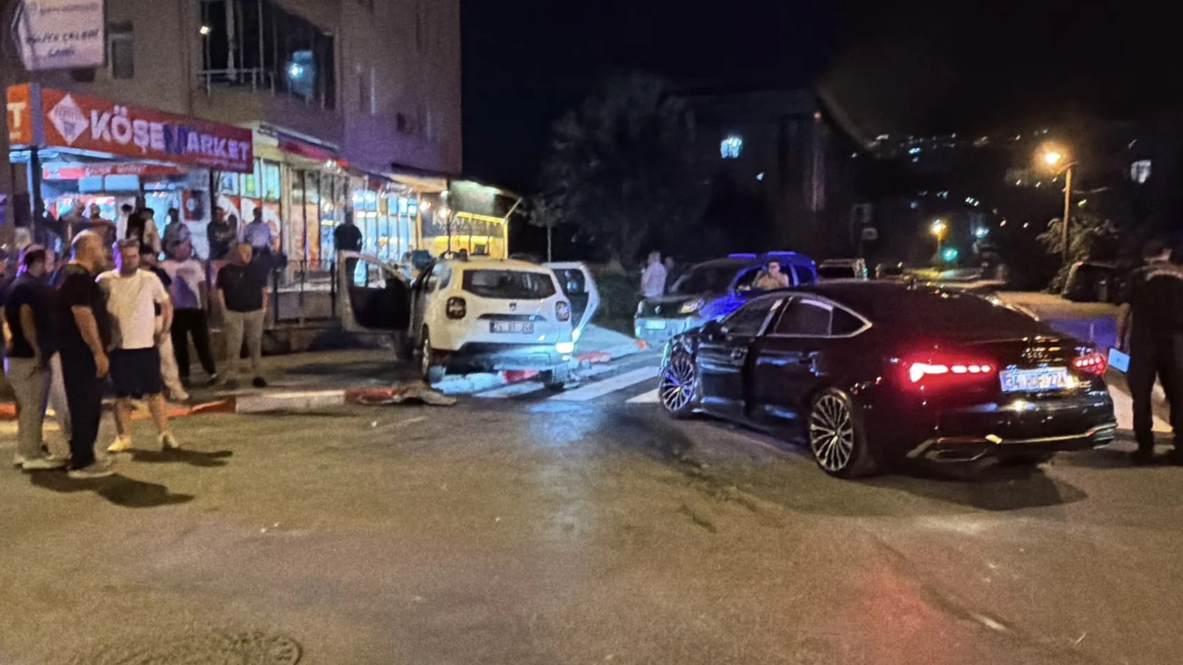 Ara sokaktan çıkan otomobil polis aracına çarptı, 2 memur yaralandı