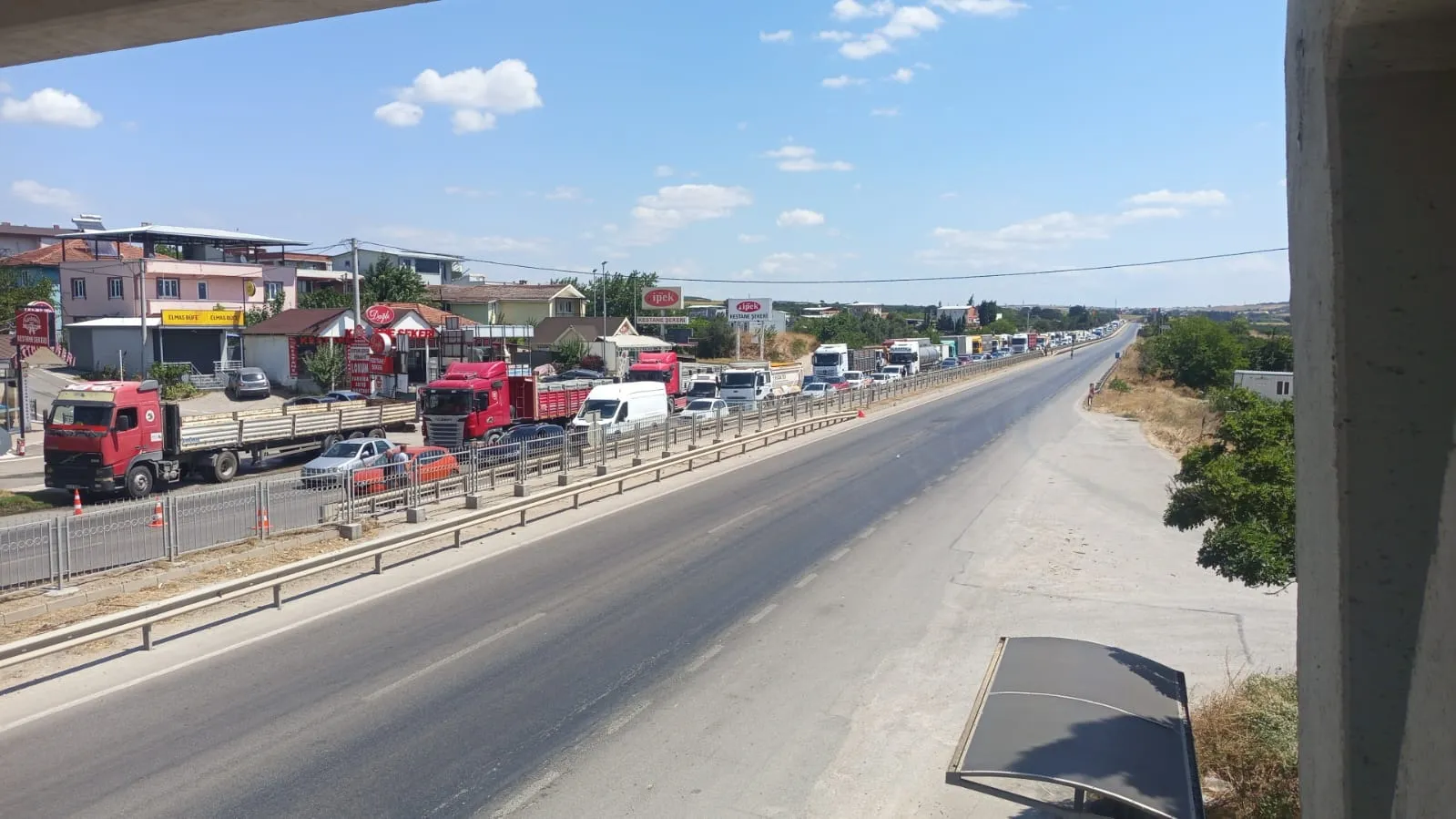 Bursa İzmir yolunda anız yangını trafiği kilitledi