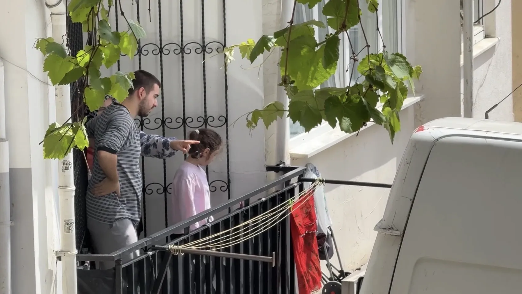 Beyoğlu’nda kargo aracı yokuştan kaydı otomobili askıda bıraktı