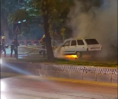 Sürücü son anda dışarı çıktı, otomobil küle döndü