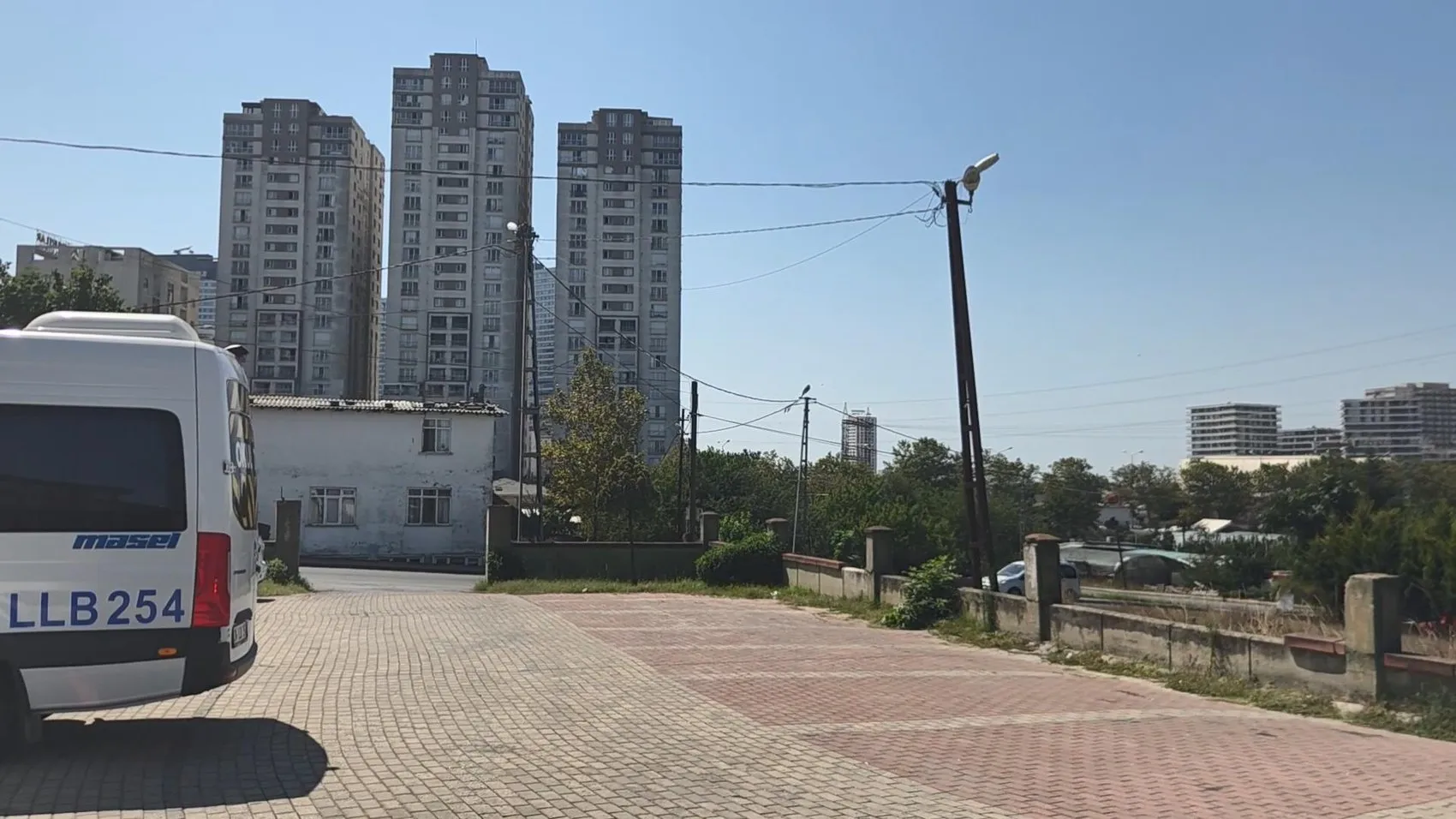 Bahçeşehir'de yürürken otomobilden açılan ateşle yaralandı