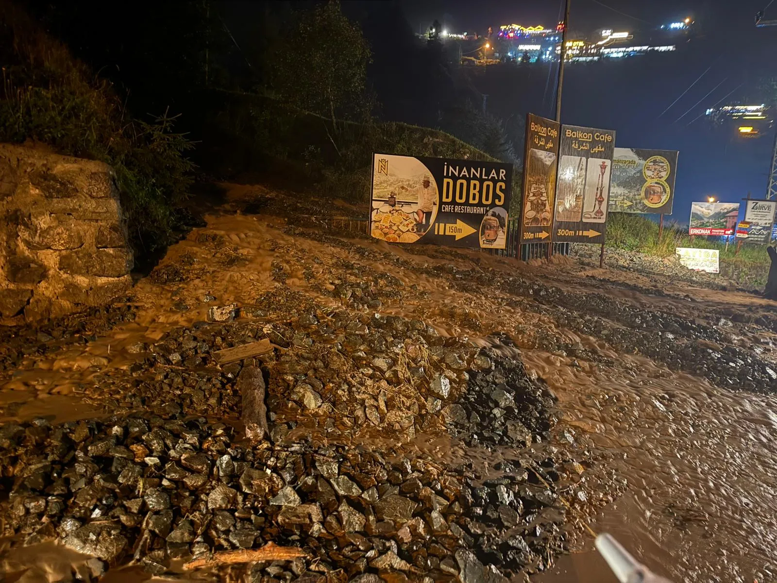 Uzungöl’de sağanak sonrası yol çamurla kapandı, ekipler yeniden açtı