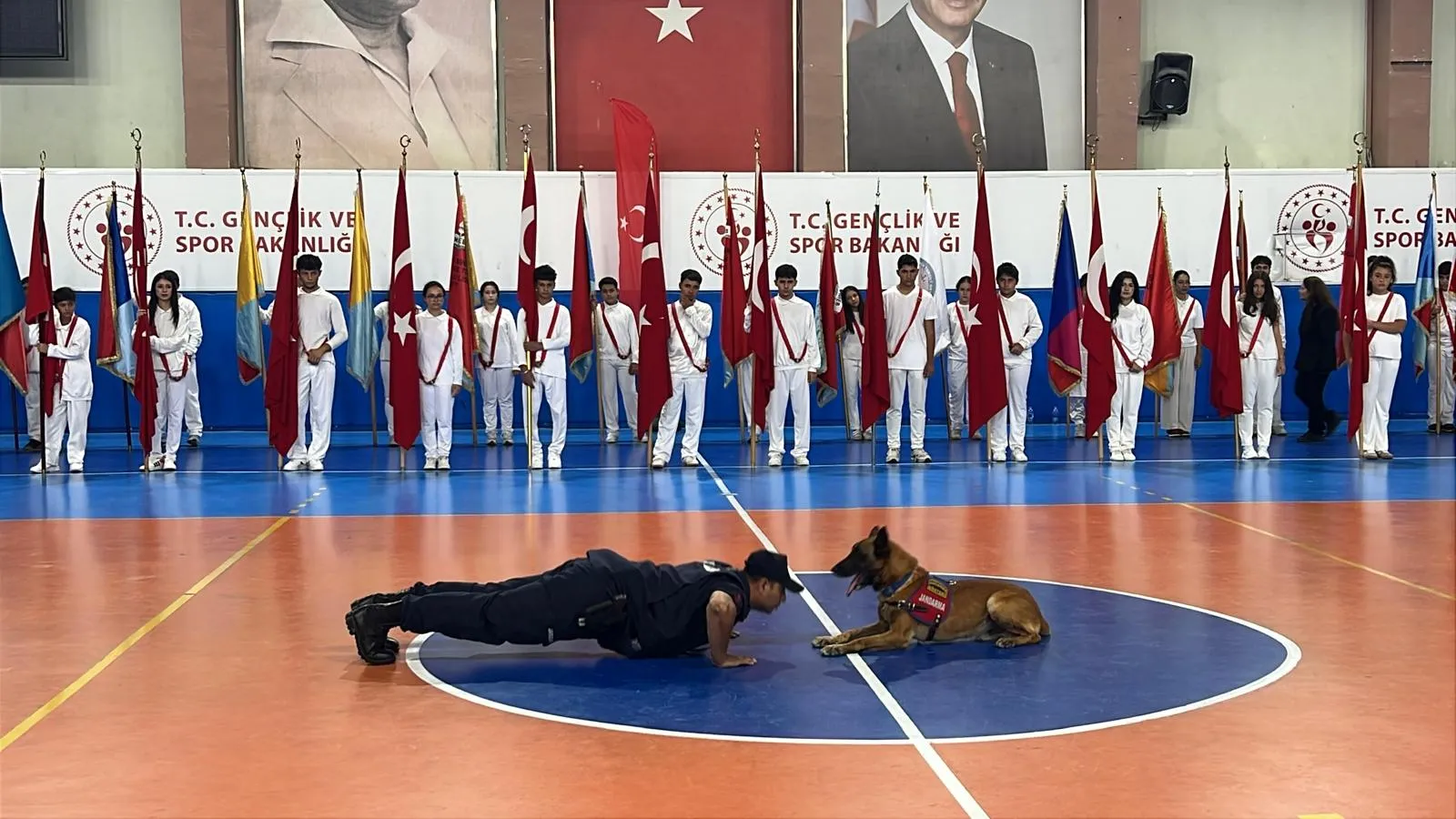 Nevşehir'de 30 Ağustos coşkusu: Nefes isimli köpek şovlarıyla salonu ayağa kaldırdı