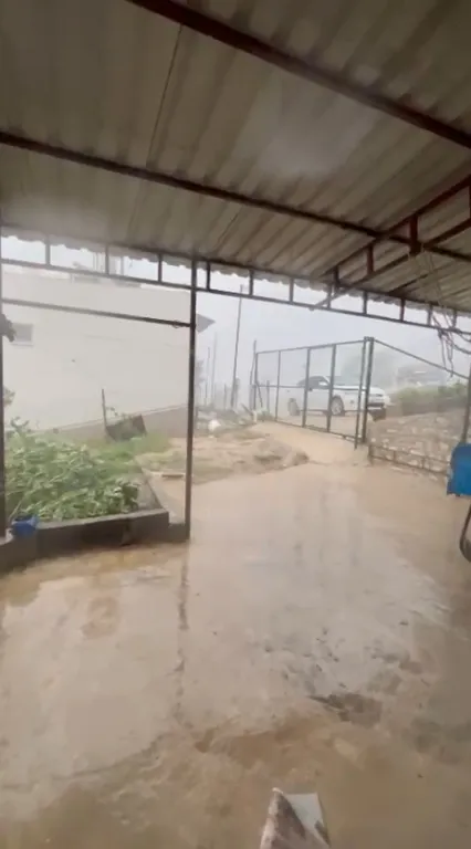 Osmaniye sıcaktan kavrulurken aniden dolu ve fırtına bastırdı