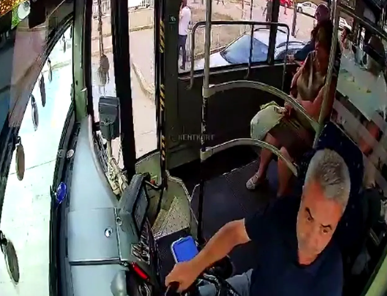 Emekli polis şoför fenalaşan yolcuyu hastaneye yetiştirdi